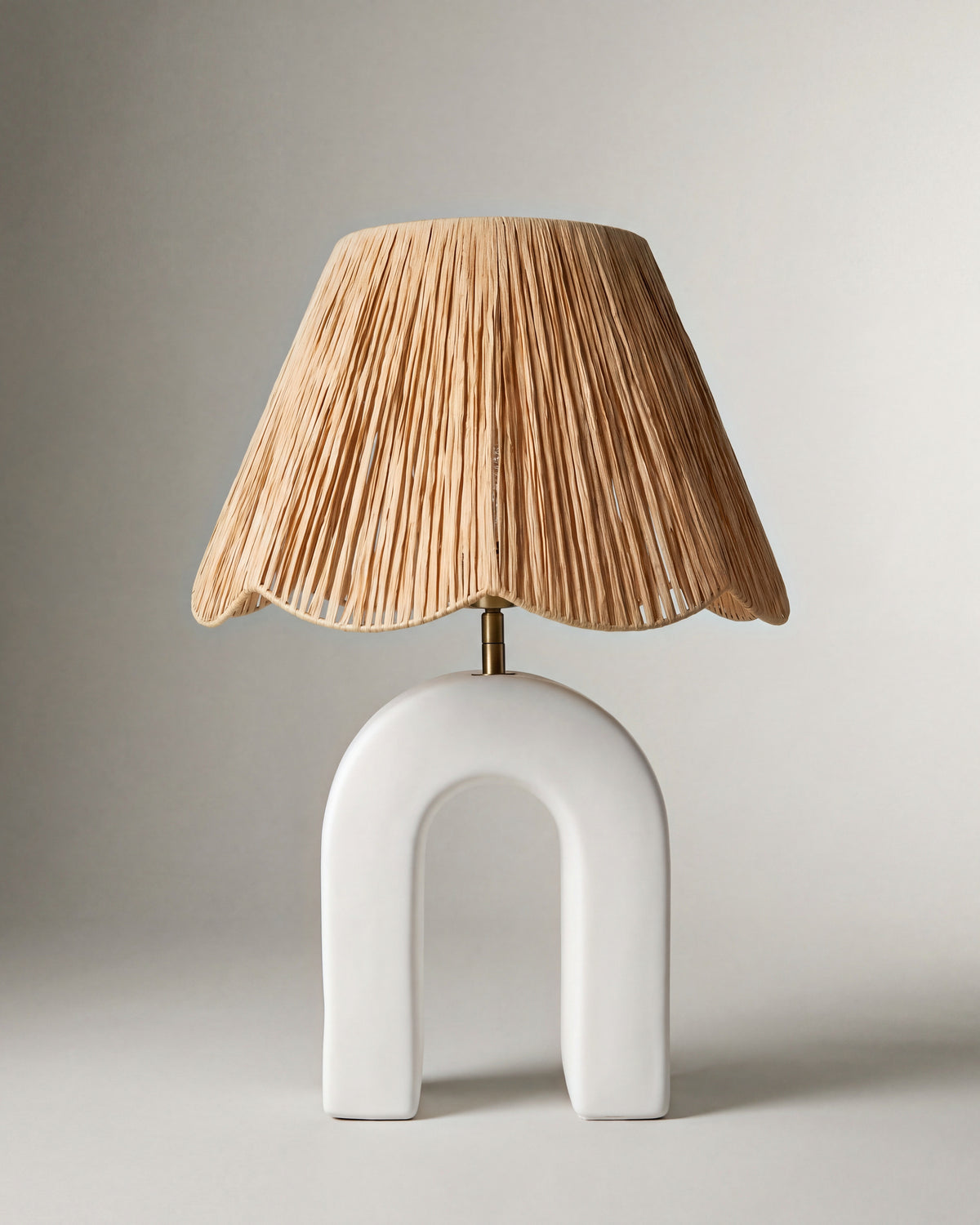 lampe de table ZHOE éteinte, pied en céramique blanche à rayures bleu cobalt peintes