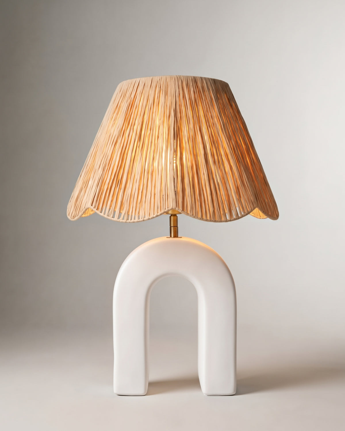 lampe de table ZHOE allumée, pied en céramique blanche à rayures bleu cobalt peintes