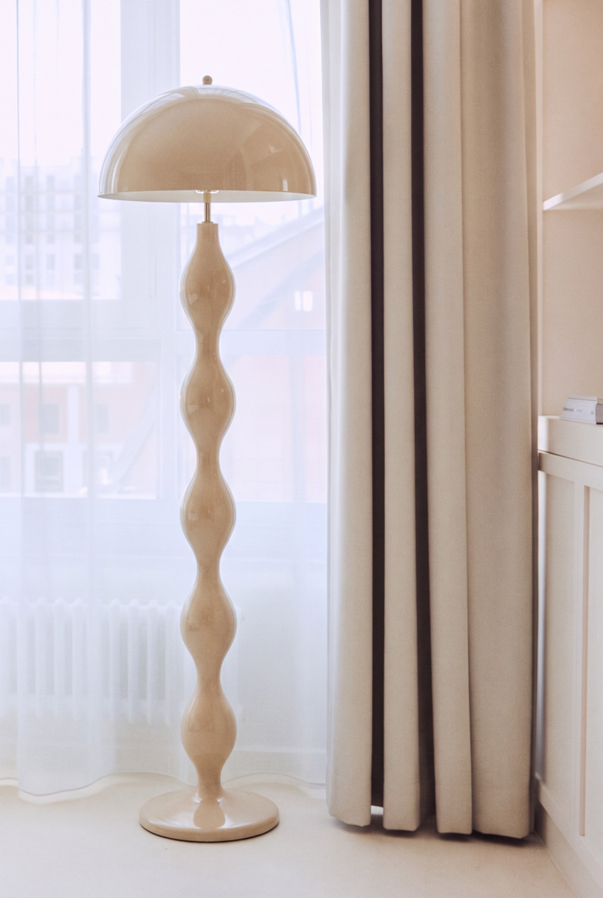 Lampadaire Powers - NV GALLERY - beige satiné - près d'une fenêtre