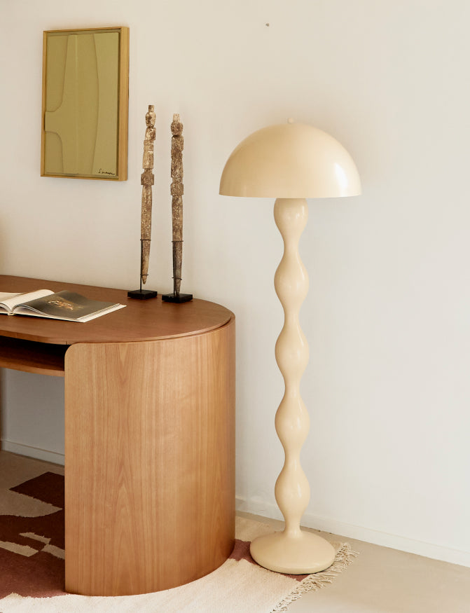 bureau Elipse - frêne teinté noyer - vue de profil avec lampadaire powers beige