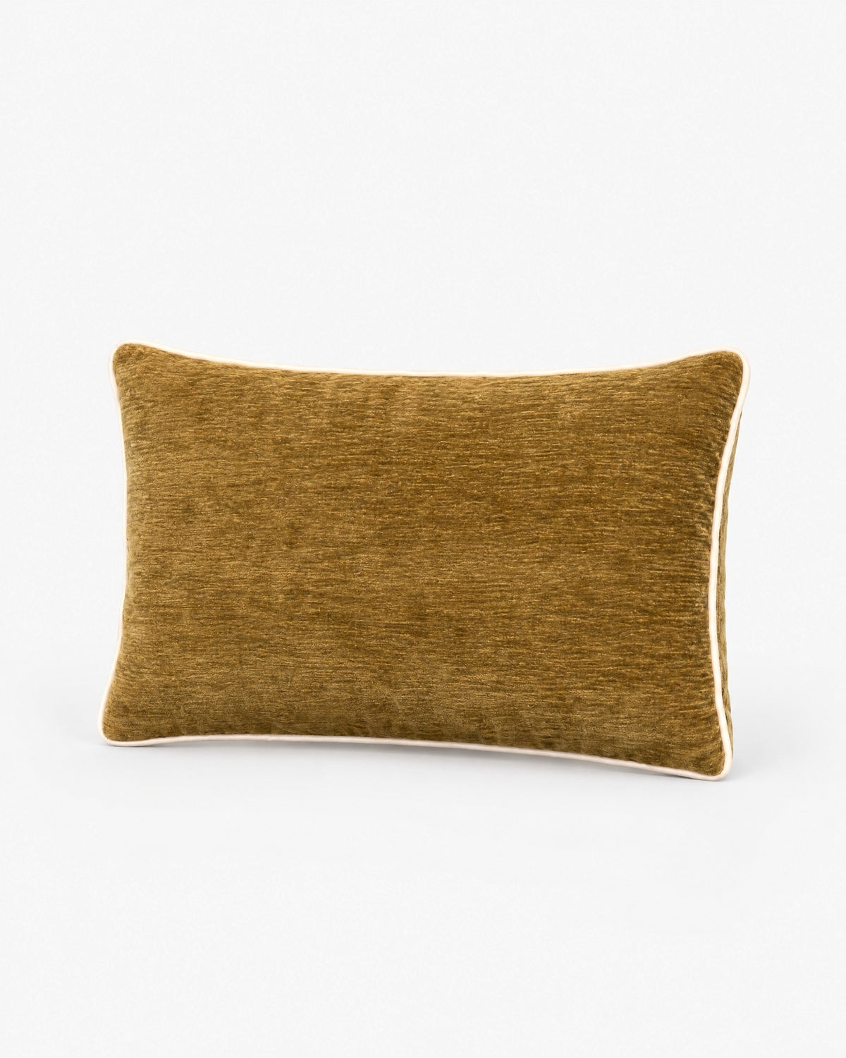 coussin rectangulaire LODGE en chenille marron ocre à passepoil écru, vue de face redressée