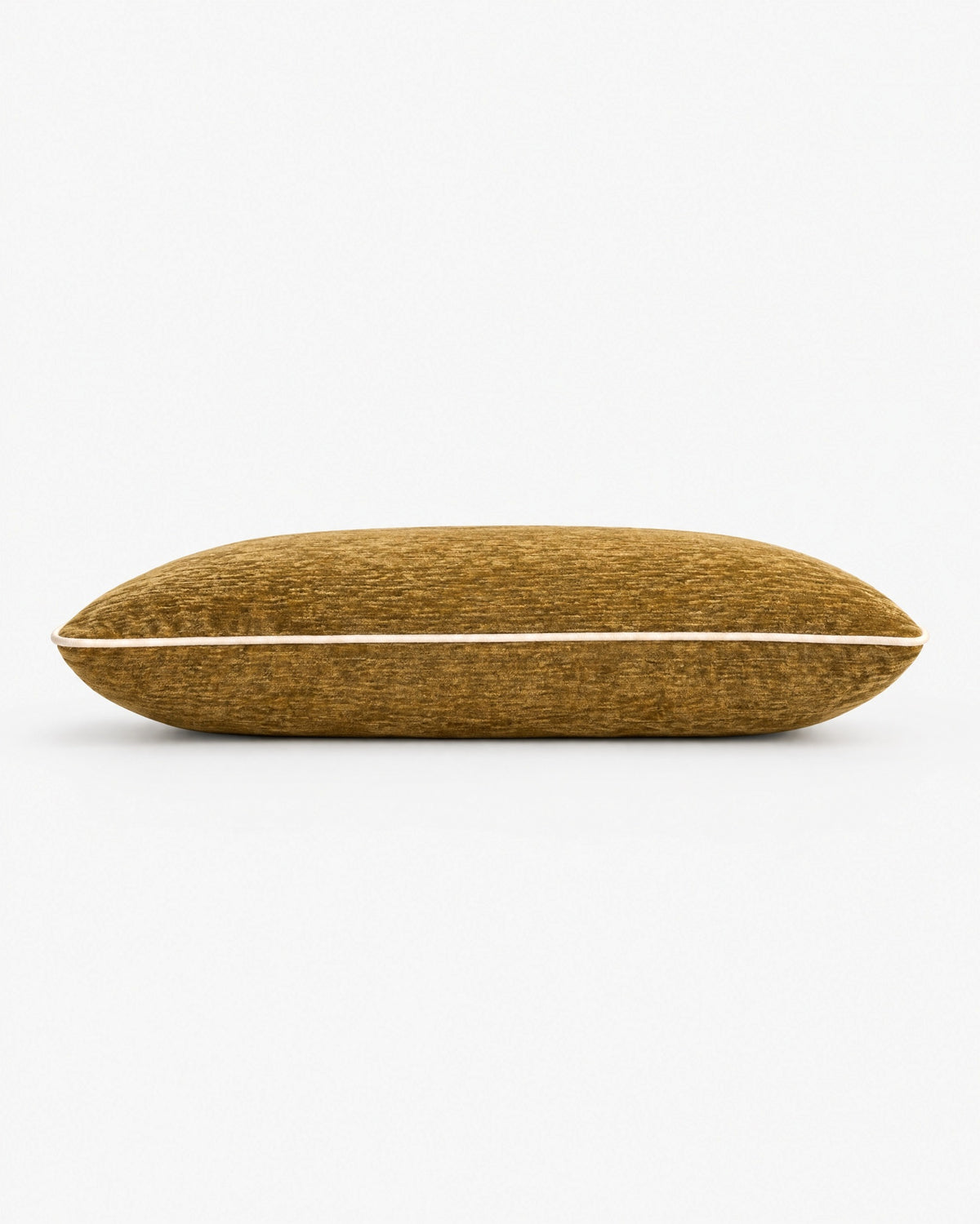 coussin rectangulaire LODGE en chenille marron ocre vu de profil, passepoil écru sur la tranche