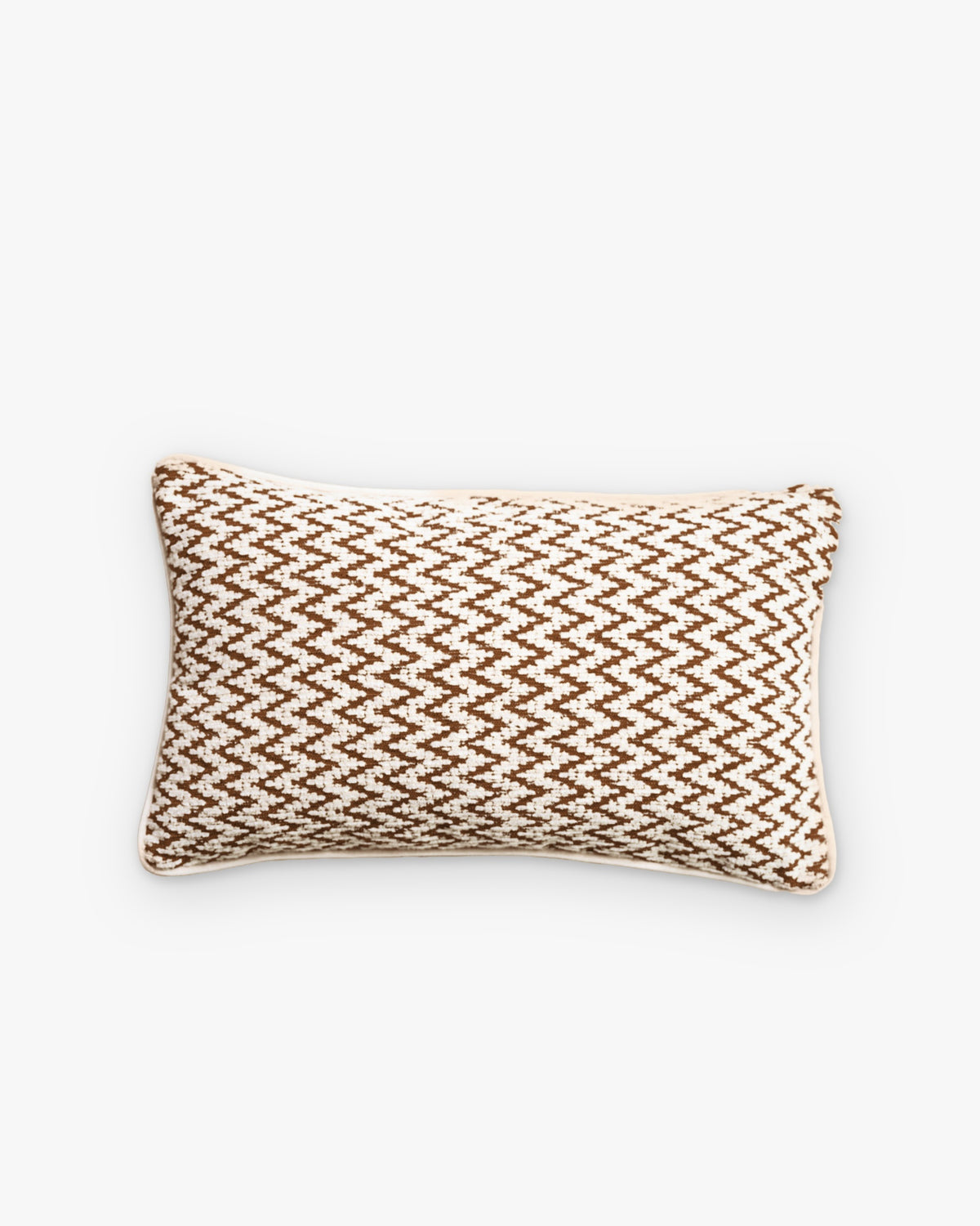 coussin rectangulaire LODGE écru à chevrons marron, passepoil écru, vu de dessus à plat