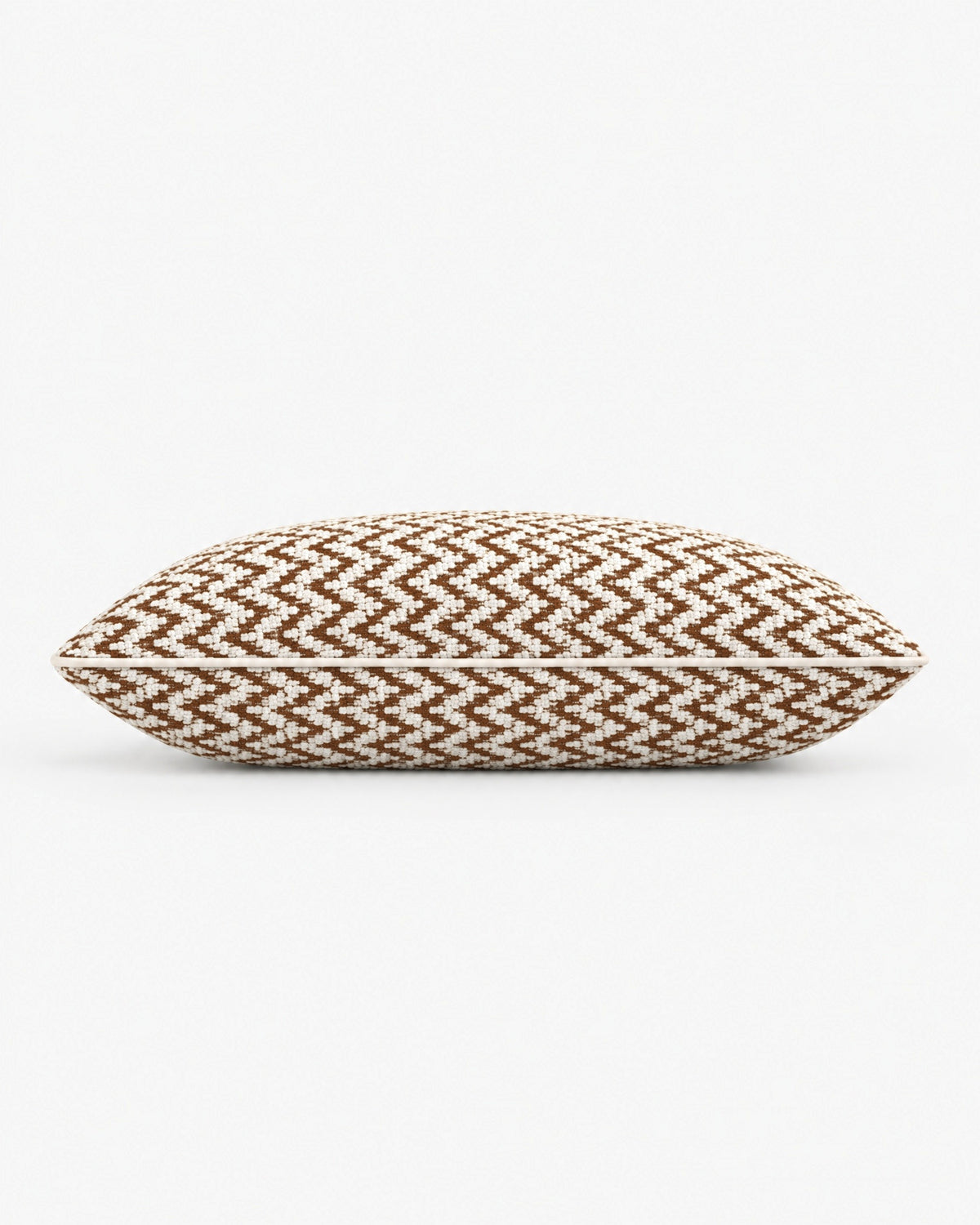 coussin rectangulaire LODGE écru à chevrons marron vu de profil, passepoil écru sur la tranche
