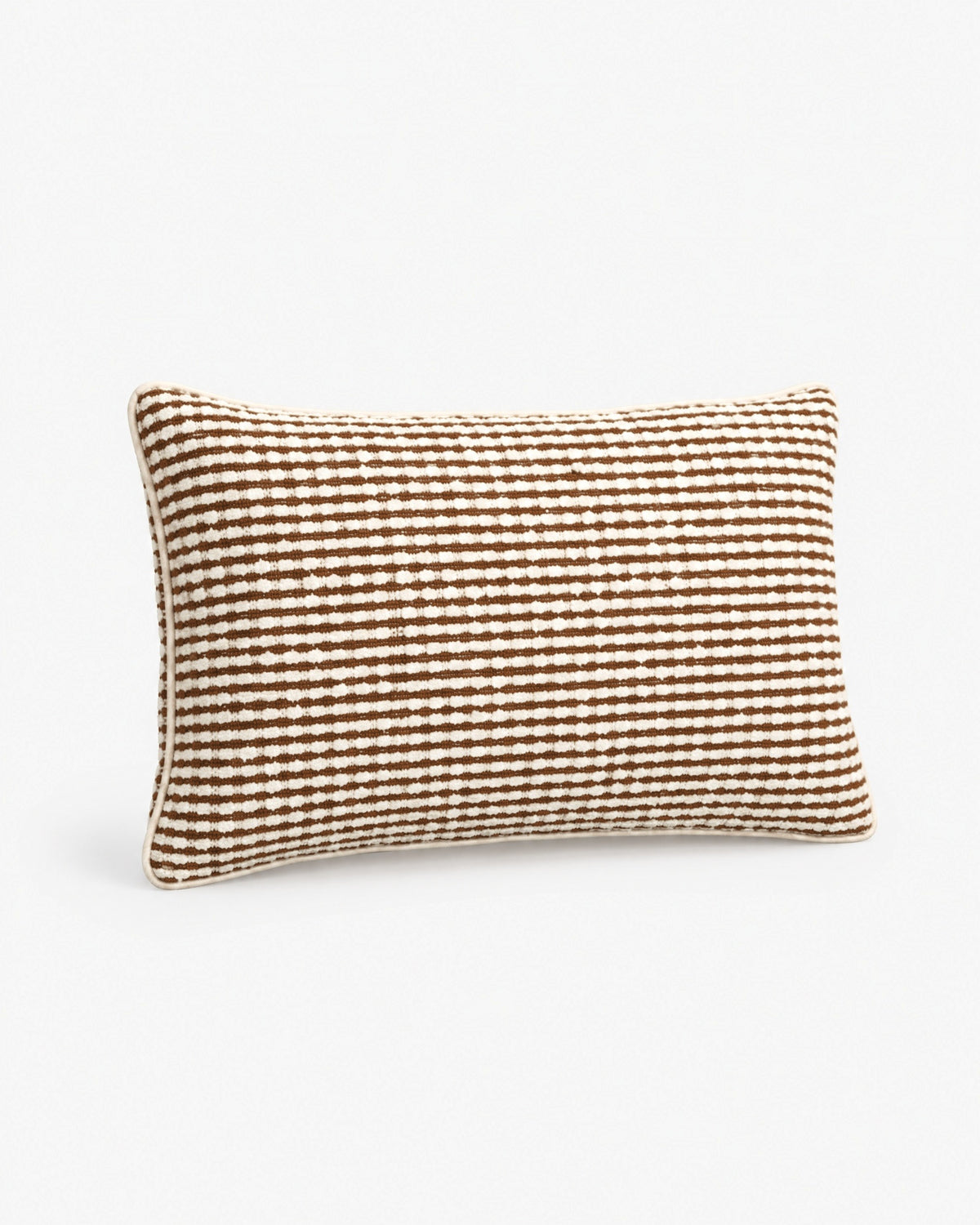 coussin rectangulaire LODGE écru à fines rayures marron, vue de face redressée