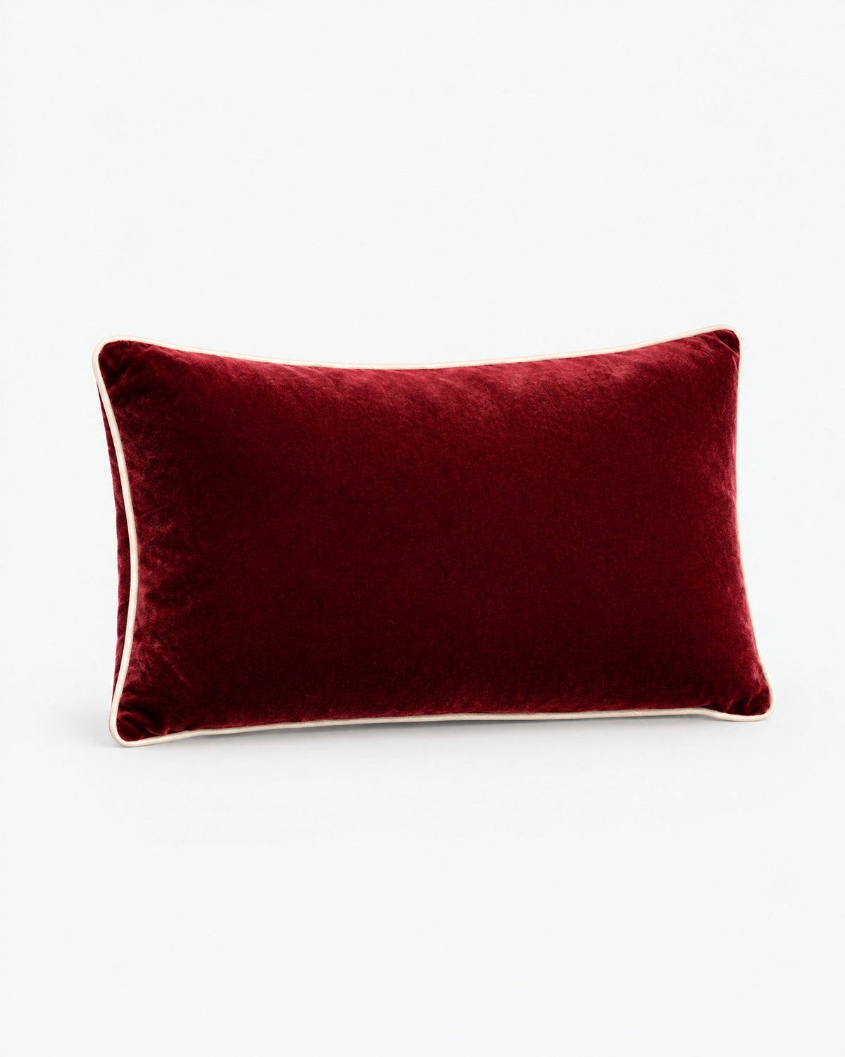coussin rectangulaire LODGE en velours rouge bordeaux à passepoil écru, vue de trois quarts