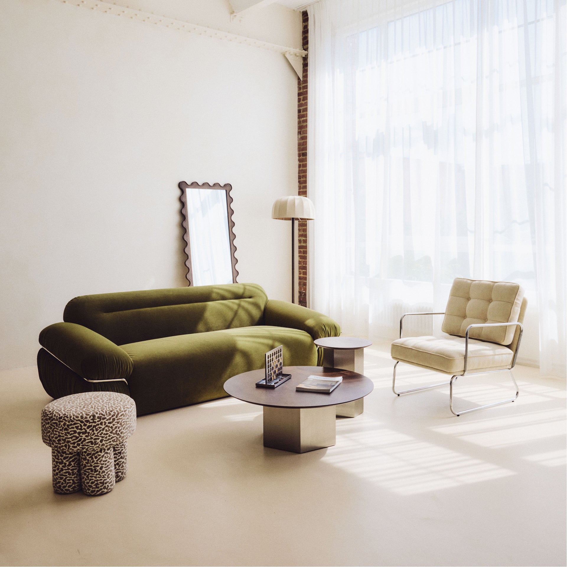 Les Iconiques - NV GALLERY - canapé Éléa vert, miroir Savane, table Hexa, pouf Corinthe