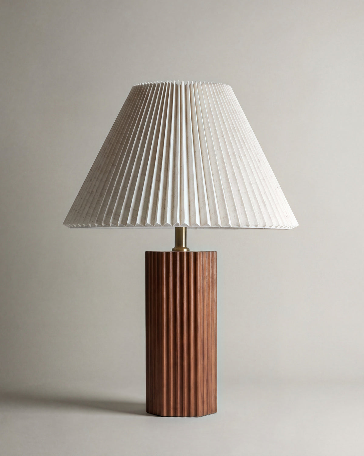 lampe de table SOE éteinte, pied cannelé en noyer et large abat-jour plissé écru
