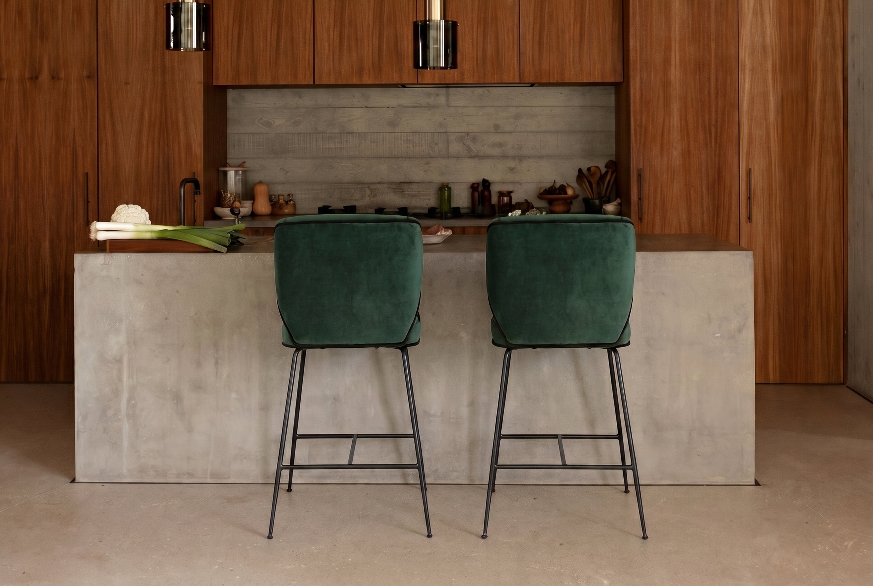 tabouret Wayne - velours vert cèdre et structure métal noir - vue d'ensemble îlot cuisine