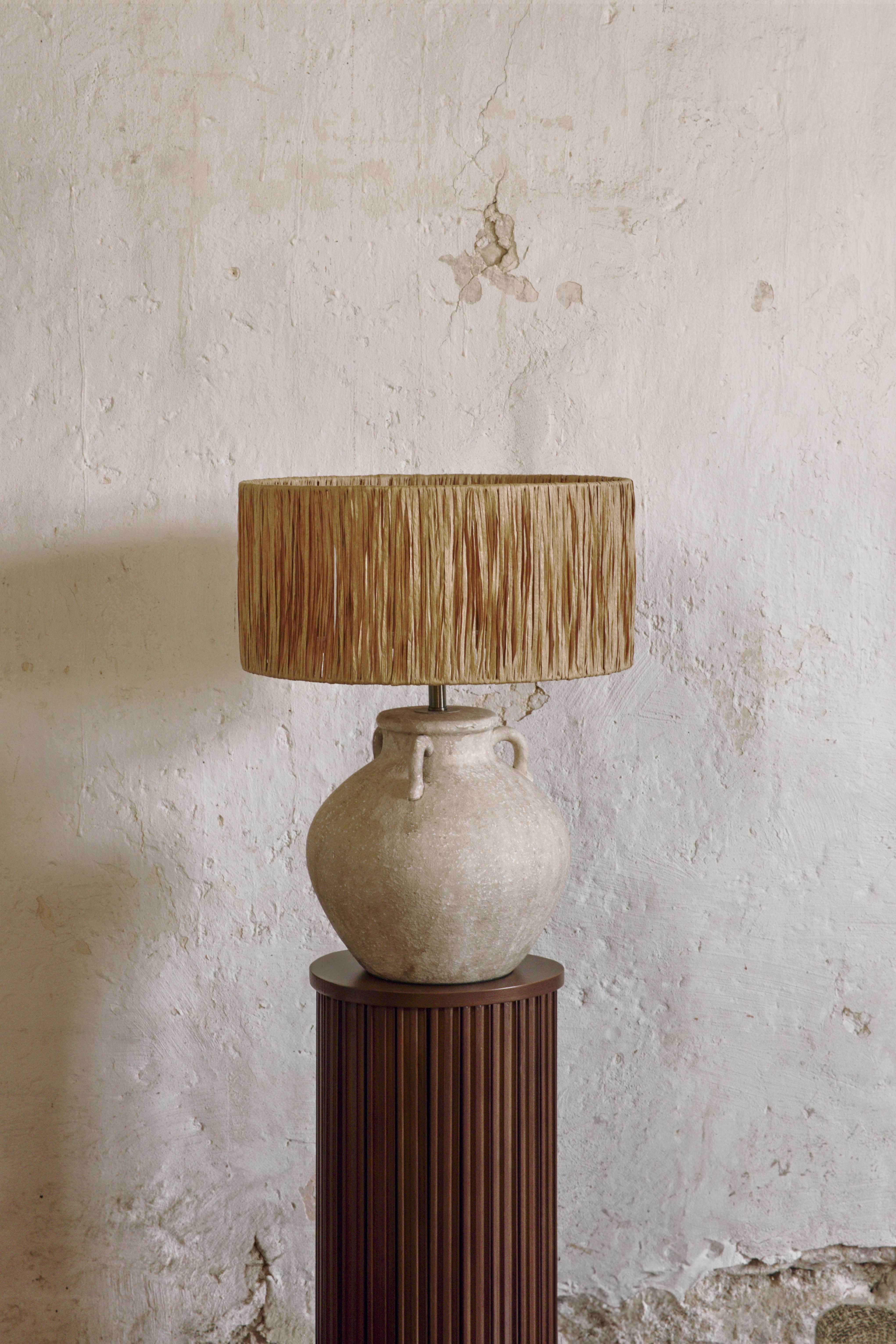 lampe Pompei - céramique beige et abat-jour fibre naturelle - vue de face sur colonne bois