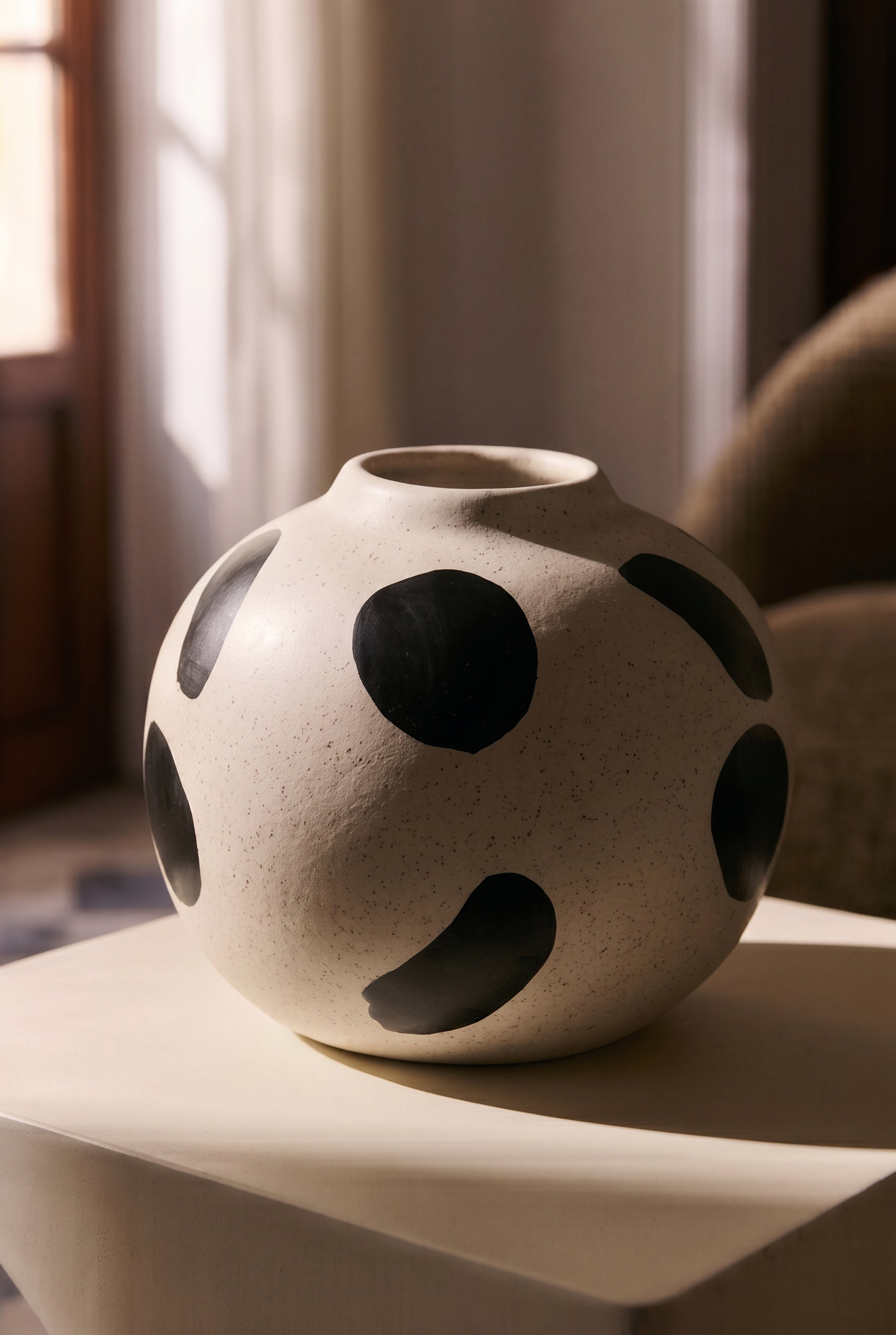 vase Tiago - céramique blanche à taches noires forme sphérique - vue de trois quarts
