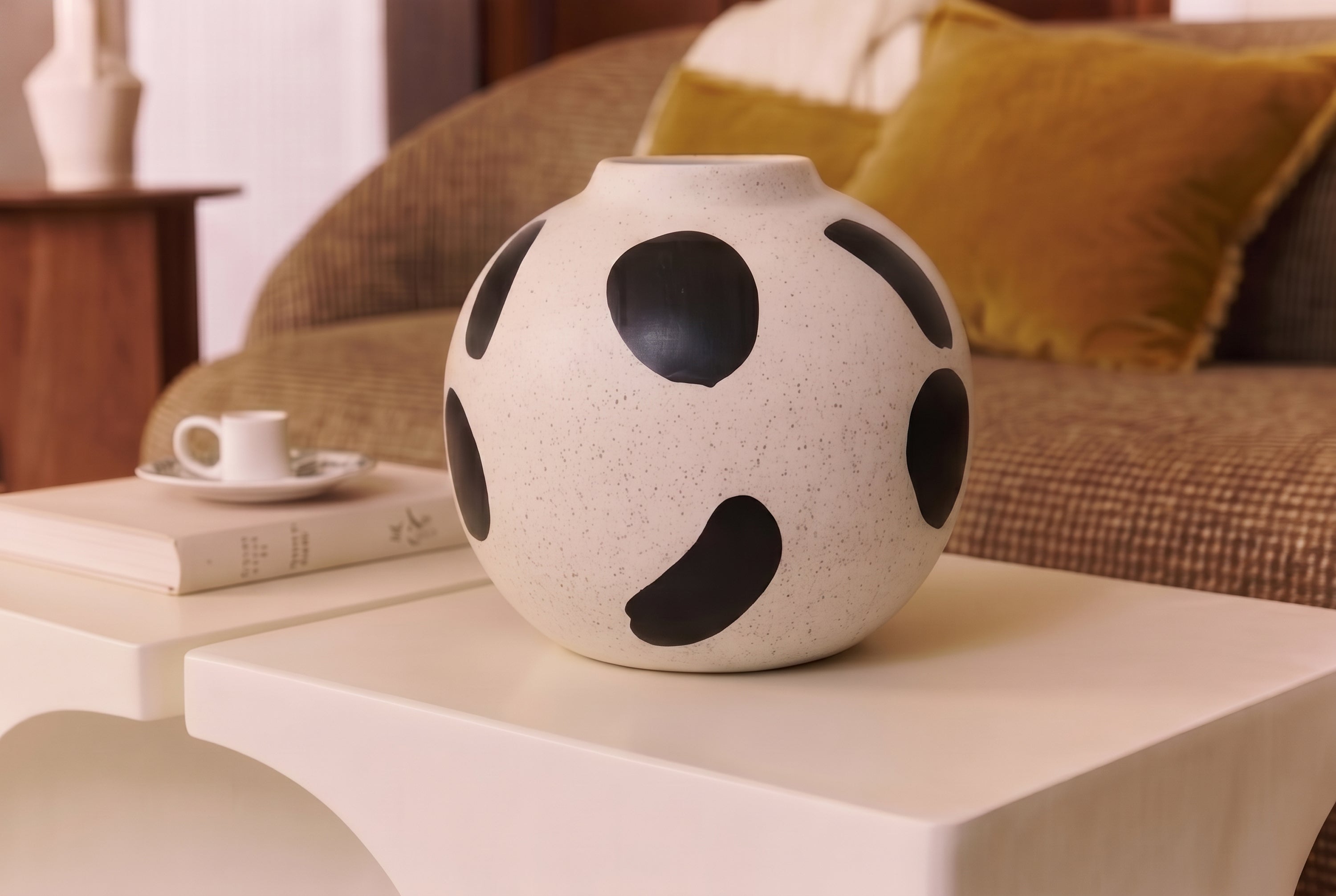 vase Tiago - céramique blanche à taches noires forme sphérique - vue de face