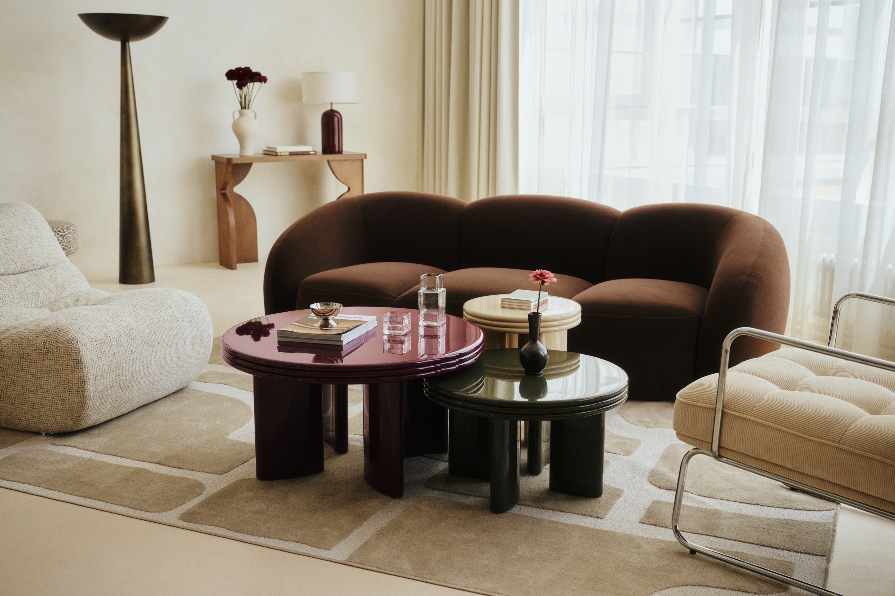 Table basse Mira L & S - NV GALLERY - glossy rouge bordeaux et vert kaki - duo dans un salon