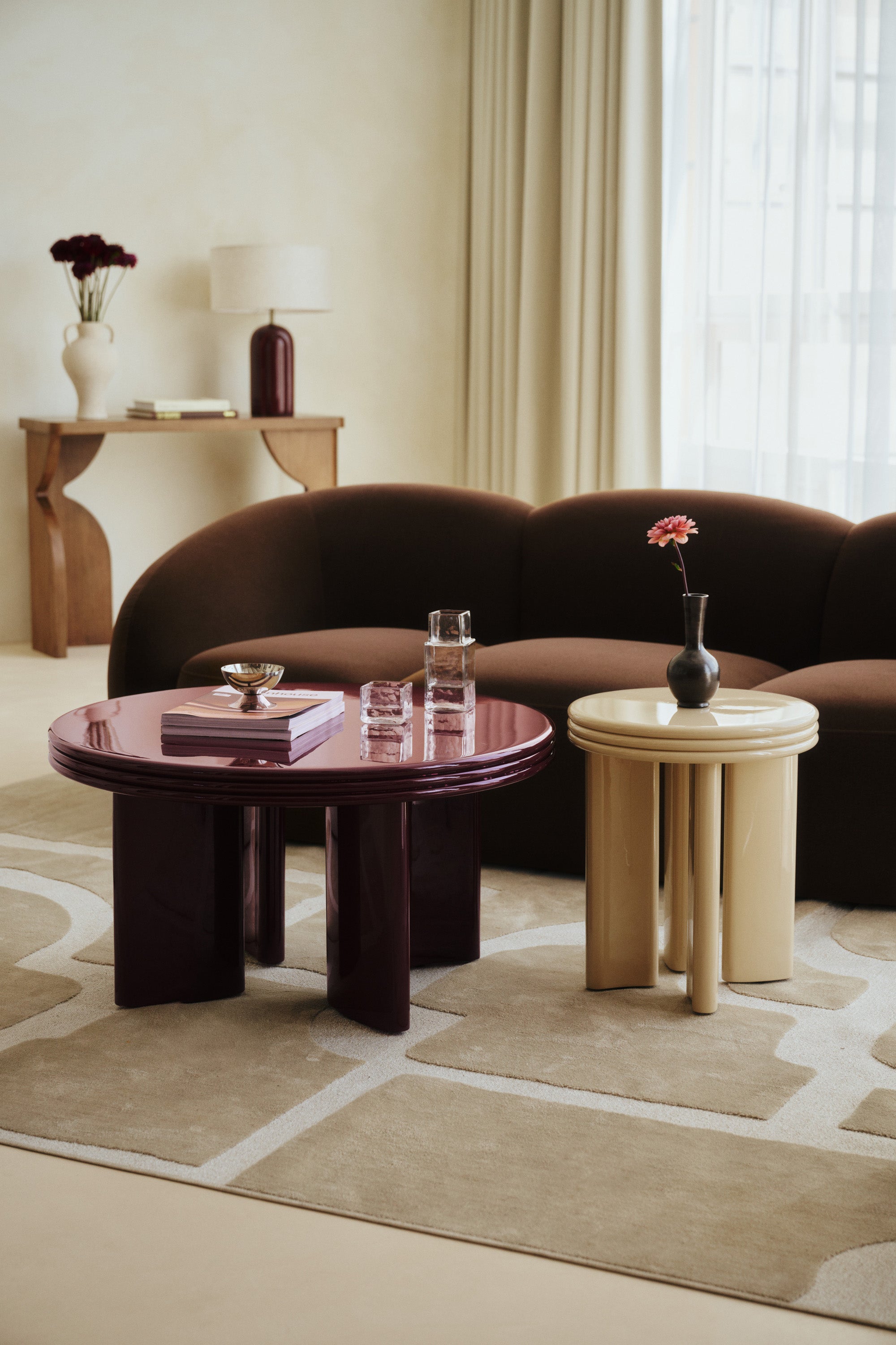 Table basse Mira L rouge bordeaux et appoint Mira beige - vue rapprochée en composition