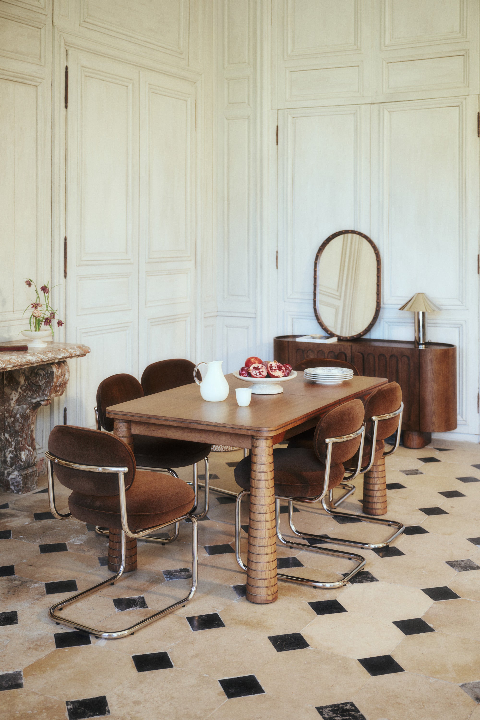 table à manger Temba - frêne massif teinte noyer - vue d'ensemble salle à manger boiseries grises et chaises velours