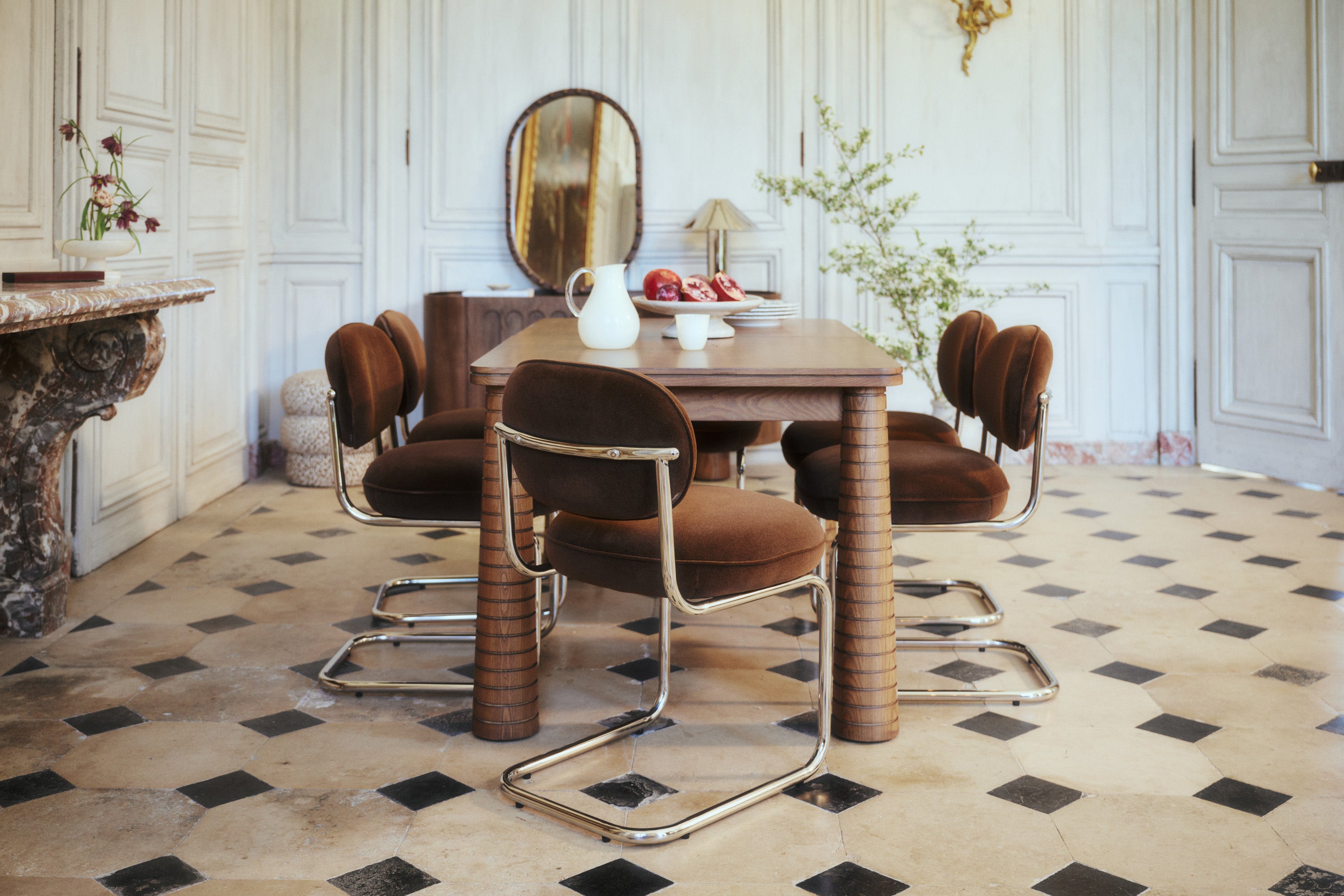 chaise Amberta - velours marron intense et structure chromée - vue d'ensemble salle à manger carrelage ancien