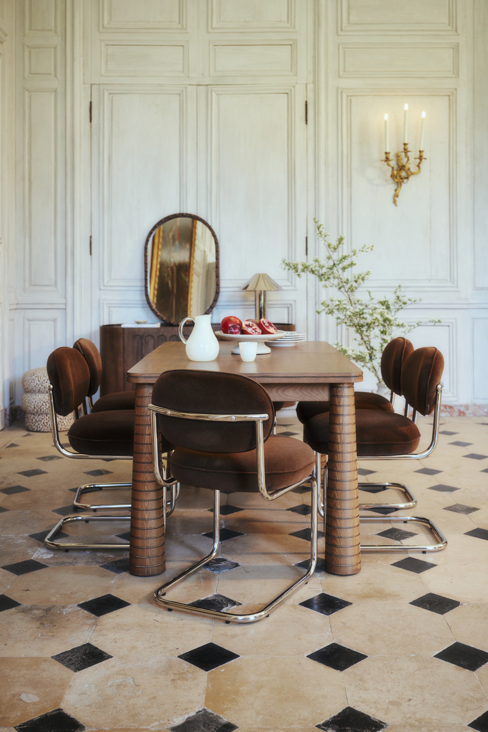 chaise Amberta - velours marron intense et structure chromée - vue frontale salle à manger boiseries
