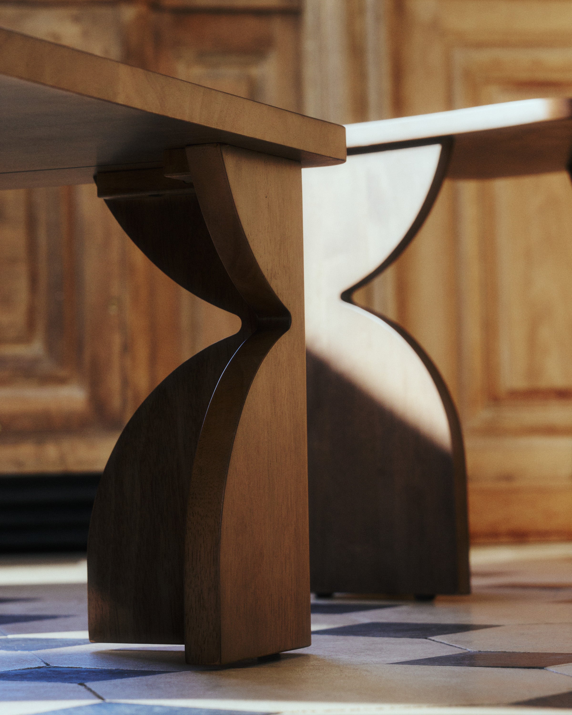gamme Kayla - bois d'hévéa massif teinte noyer - détail piètement sculpté sablier