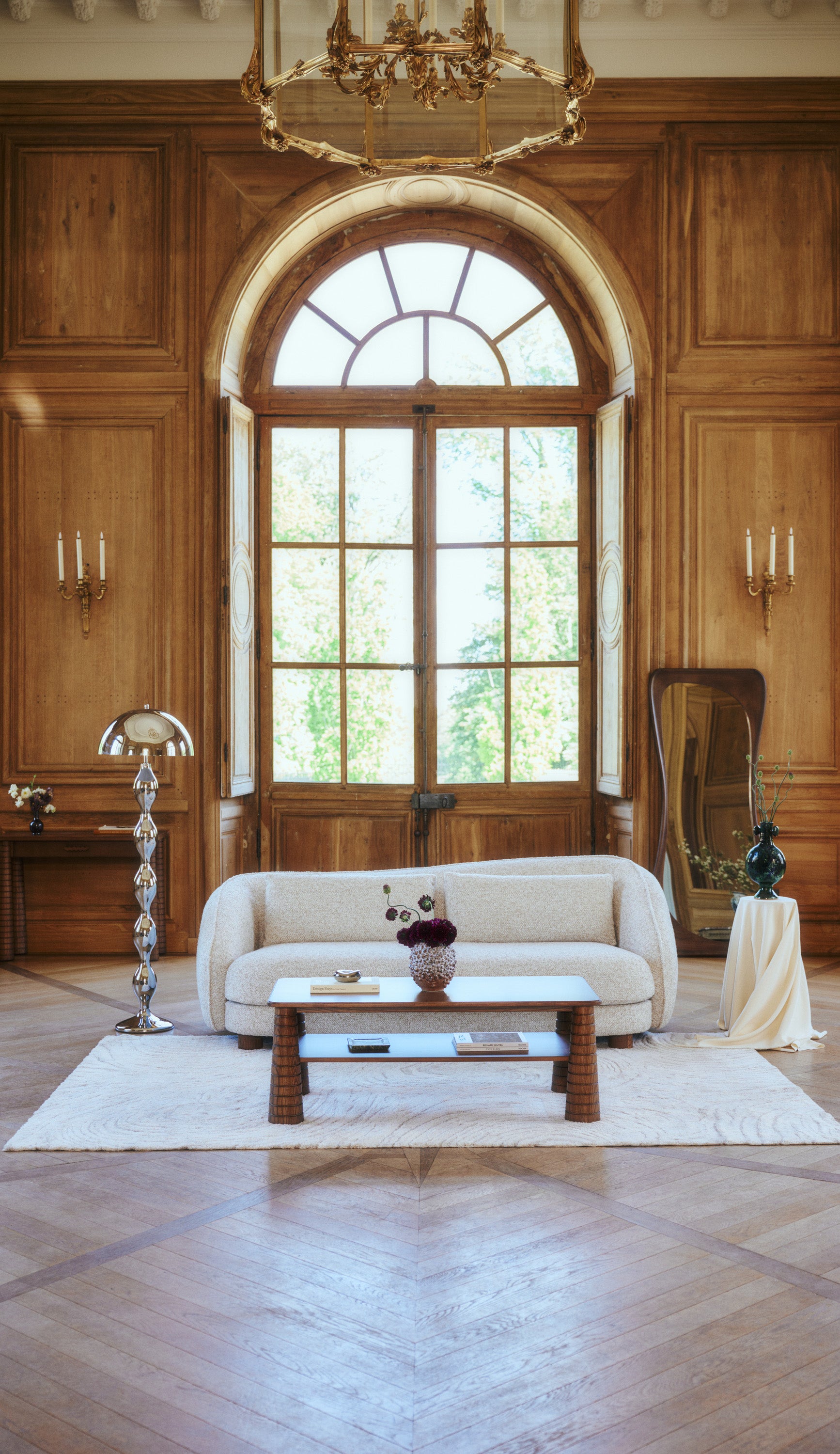 canapé bouclé beige et table basse Temba - frêne massif teinte noyer - salon château parquet chevrons et arche fenêtre