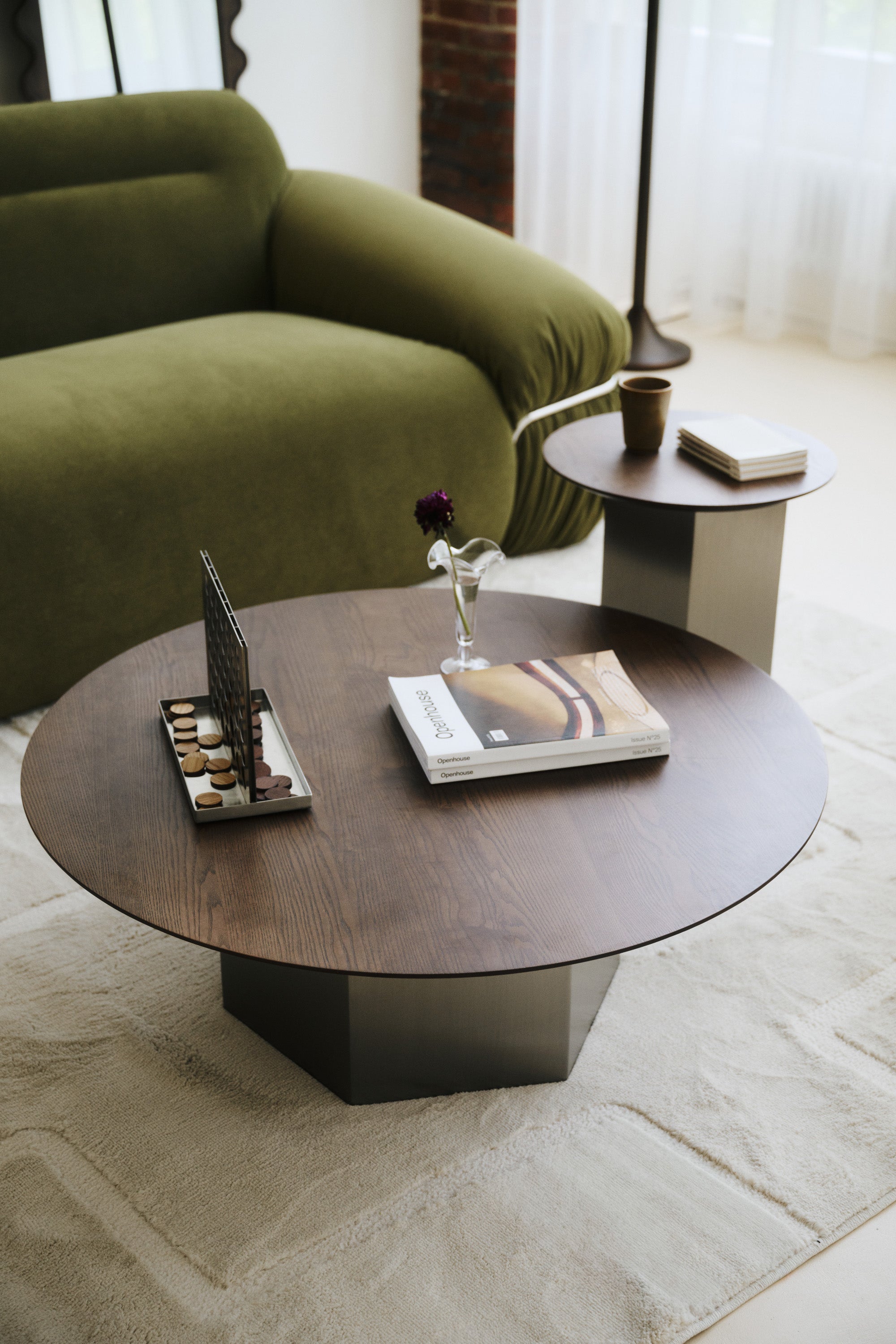 Table basse Hexa L - frêne massif teinte noyer & acier inoxydable - plateau et piètement en détail