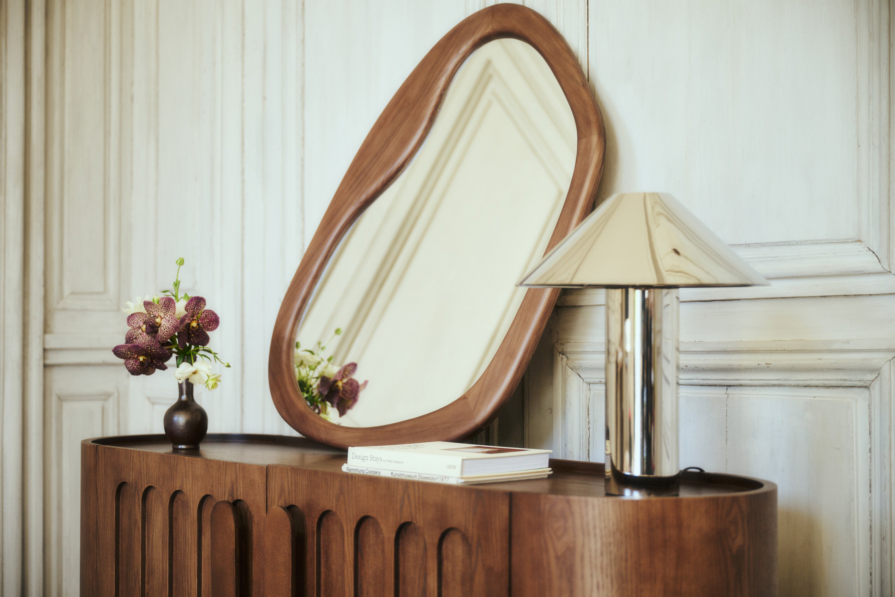 miroir Nubia - bois de paulownia teinte noyer - vue d'ensemble sur buffet avec lampe et vase