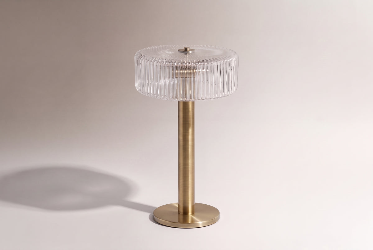 lampe de table LEYANIS en céramique vert kaki brillante, vue de face en cadrage paysage
