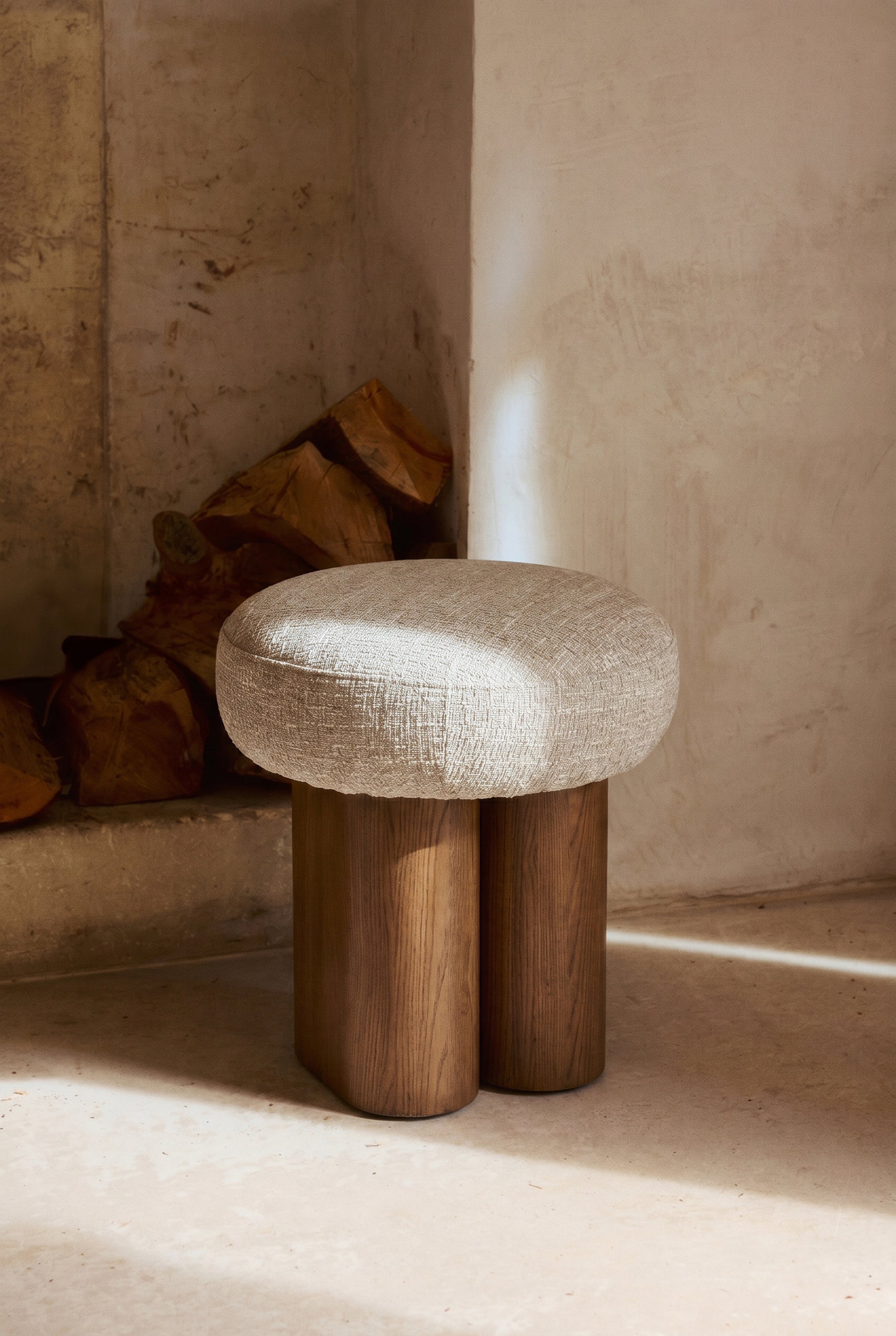 pouf Popa - tweed chenillé beige et frêne massif teinté noyer