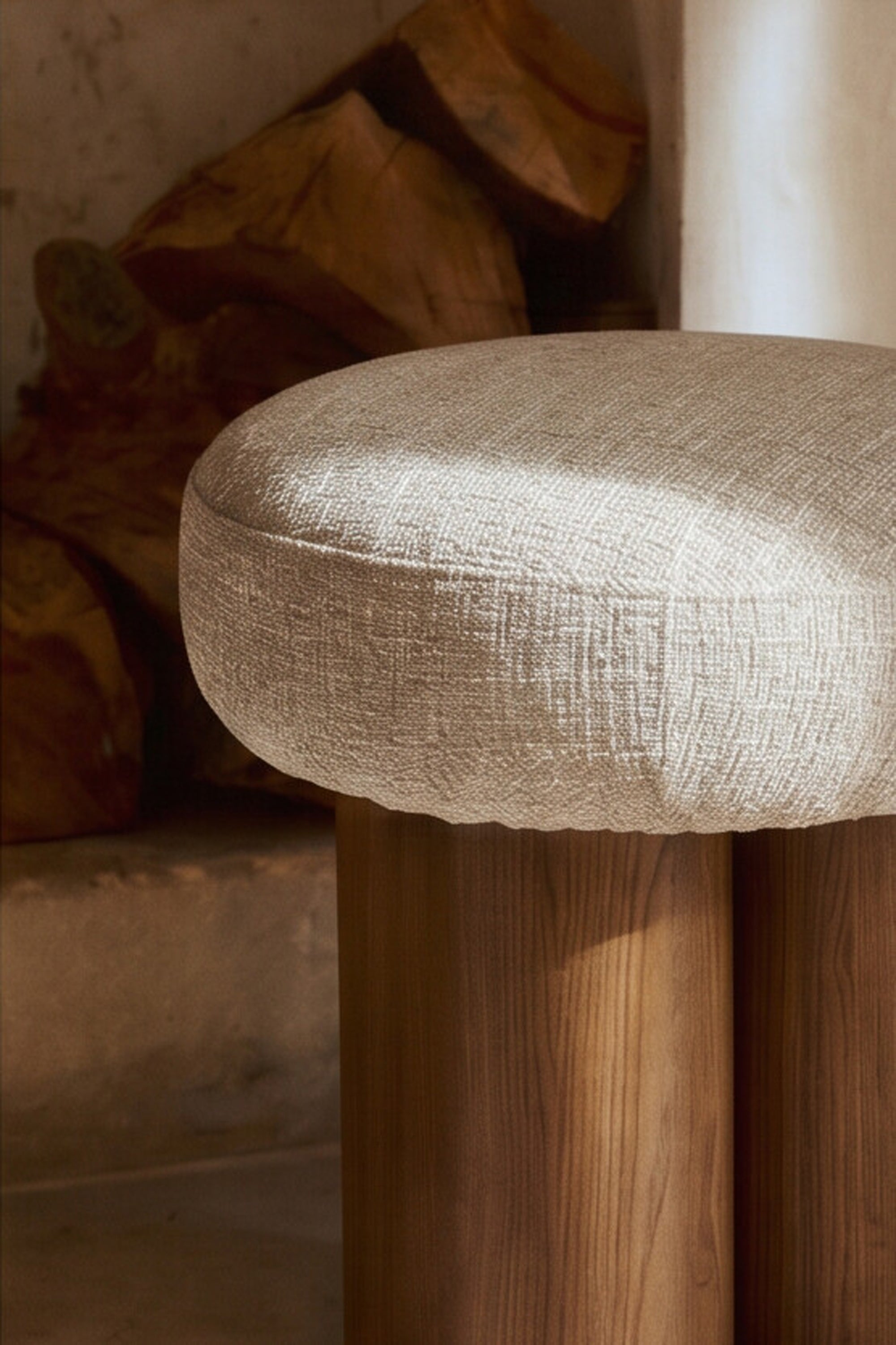 pouf Popa - tweed chenillé beige - piètement frêne massif teinté noyer - vue de trois quarts